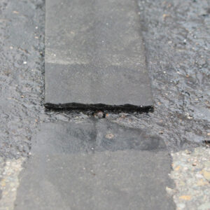 Bandă bituminoasă pentru fisuri și crăpături